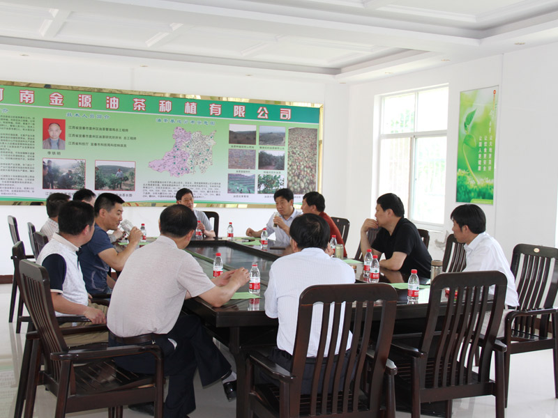 市領(lǐng)導(dǎo)一行蒞臨油茶基地參觀考察