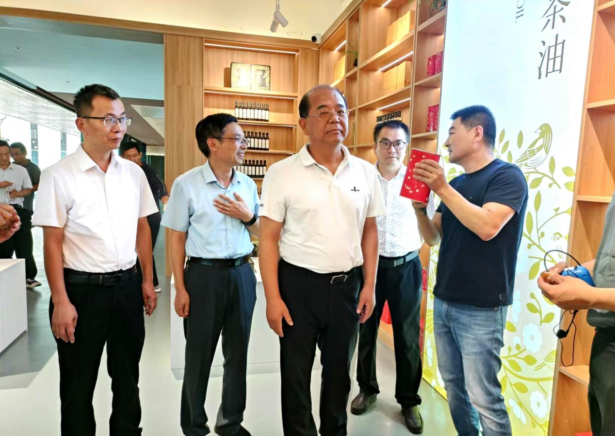 省林業(yè)局一級(jí)巡視員王偉一行深入羅山縣山店鄉(xiāng)調(diào)研油茶產(chǎn)業(yè)發(fā)展